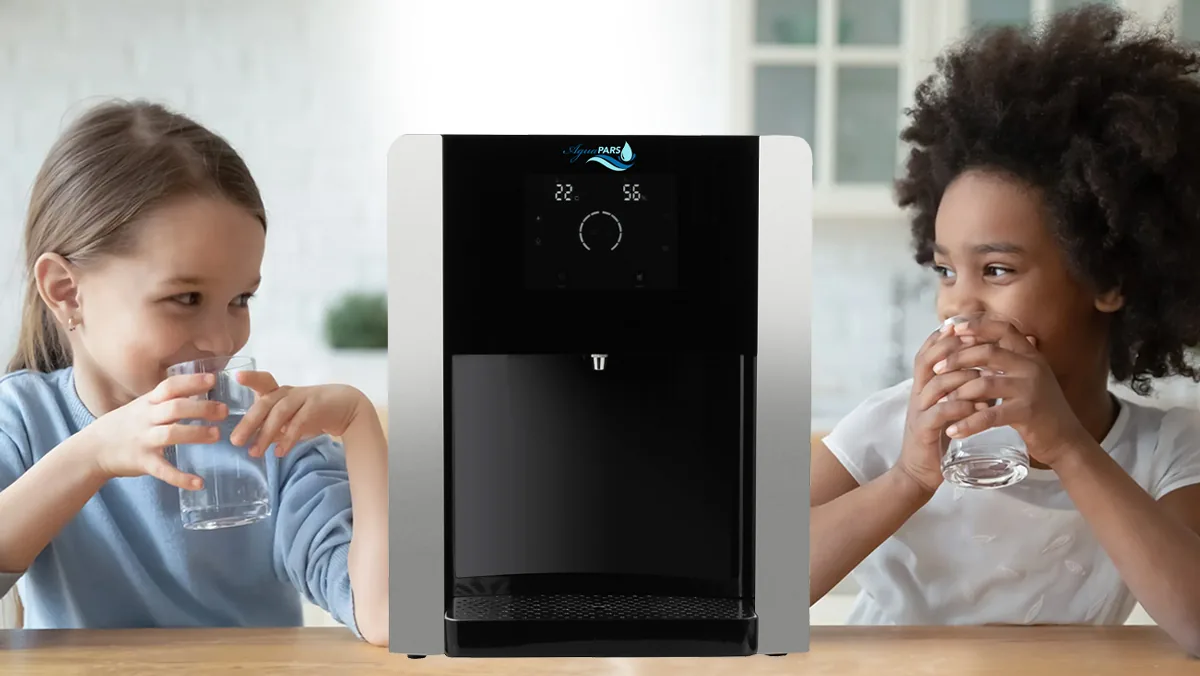 دو دختربچه در حال نوشیدن آب کنار دستگاه AguaPARS ZEPHYR